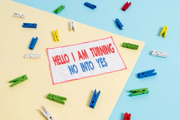 Conceptuele handschrift tonen Hallo Ik Draai Nee In Ja. Business fototekst Overtuigend Negatief veranderen in positief Gekleurde wasknijper papier herinnering met geel blauwe achtergrond. — Stockfoto