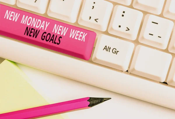 Escrita à mão conceitual mostrando Nova Segunda-feira Nova Semana Novos Objetivos. Texto da foto de negócios Seja positivo a cada início da semana Teclado de pc branco com papel de nota acima do fundo branco . — Fotografia de Stock