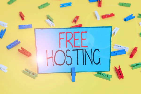 Знак Free Hosting. Концептуальный фотобизнес по обеспечению складских помещений и доступа для веб-сайтов Цветные прищепки бумаги пустое напоминание желтый этаж фоновый офис . — стоковое фото