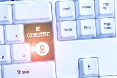 Kavramsal el yazısı tutarlı olduğunu gösteriyor. İş fotoğrafı metni Sabit Firma Değiştirilemez Değişmez Rapport White pc klavyesi beyaz arkaplan üzerinde not kağıdı.