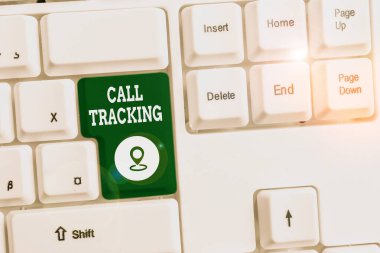 Call Tracking 'i gösteren kavramsal el yazısı. İş fotoğrafı metni Organik arama motoru Dijital reklam çevirme göstergesi Beyaz pc klavye üzerinde beyaz arkaplan üzerinde not kağıdı.