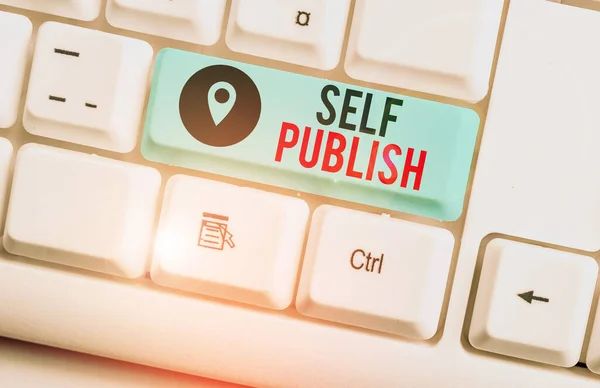 Znak tekstowy pokazujący Self Publish. Koncepcyjne zdjęcie opublikowało swoje prace samodzielnie i na własny koszt Biała klawiatura PC z pustym notatnikiem nad białym kluczem przestrzeni kopiowania tła. — Zdjęcie stockowe