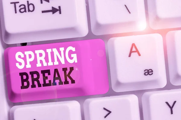 Texto escrito à mão Spring Break. Conceito que significa semana s é férias para os alunos na primavera tipicamente no teclado do PC branco de Páscoa com papel de nota vazio acima do espaço de cópia de chave de fundo branco . — Fotografia de Stock