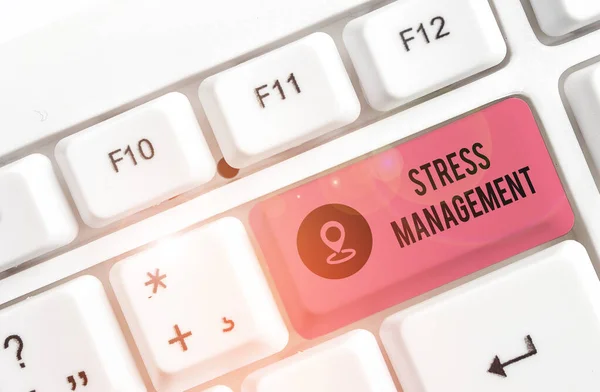 Note d'écriture montrant la gestion du stress. Photo d'affaires mettant en valeur la méthode de limitation du stress et de ses effets en apprenant comment Clavier pc blanc avec papier à notes au-dessus du fond blanc . — Photo