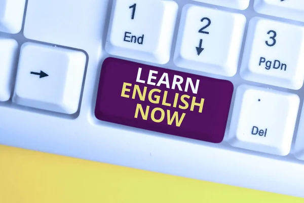 Escritura manual conceptual que muestra Aprende inglés ahora. Texto de la foto de negocios ganar o adquirir conocimientos y habilidades de idioma Inglés Teclado blanco PC con papel de nota sobre el fondo blanco . — Foto de Stock