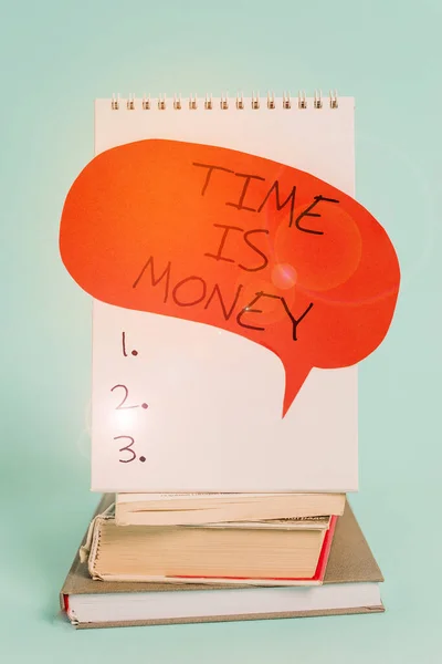 Een briefje met Time Is Money erop. Zakelijke foto showcasing tijd is een waardevolle bron Doe dingen zo snel mogelijk Spiraalvormige notebook spraak zeepbel gestapelde oude boeken koele pastel achtergrond. — Stockfoto