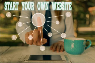 Kelime yazma metni Kendi Web siteni Başlat. İş Kartı Uzantısı olarak hizmet için iş konsepti. Bir Kişisel Siteli Kadın, akıllı aygıt kullanarak sunum sunumu için resmi iş kıyafeti giyer..
