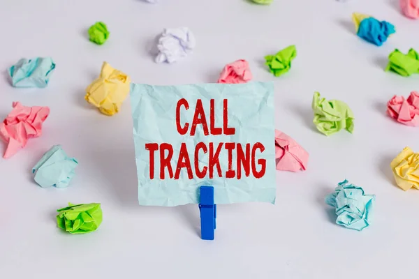 Pismo odręczne Call Tracking. Pojęcie oznaczające ekologiczną wyszukiwarkę Cyfrowa reklama Wskaźnik konwersji Kolorowe pogniecione papiery puste przypomnienie białe podłogi tło szpilka. — Zdjęcie stockowe