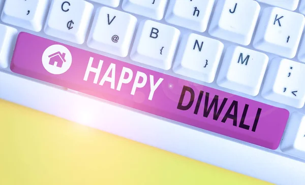 Un biglietto che mostra Happy Diwali. Business photo in mostra festival di luci che celebrato da milioni di indù tastiera pc bianco con carta nota sopra lo sfondo bianco . — Foto Stock