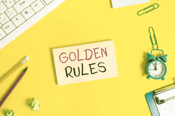 Texto de caligrafia Golden Rules. Conceito que significa princípio básico que deve sempre seguir para garantir o sucesso Flat lay acima do espaço de cópia no papel branco amassado . — Fotografia de Stock