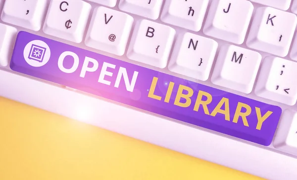 Libreria aperta del testo di scrittura. Concetto che significa accesso online ai libri di pubblico dominio e outofprint dell'analisi Tastiera bianca del pc con carta nota vuota sopra lo spazio di copia del tasto di sfondo bianco . — Foto Stock