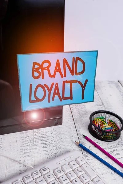 Conceptuele handschrift toont Brand Loyalty. Business fototekst Herhaal Aankoop Ambassadeur Patronage Favoriet Betrouwbaar Notenpapier op zwart scherm in de buurt van toetsenbord stationair. — Stockfoto