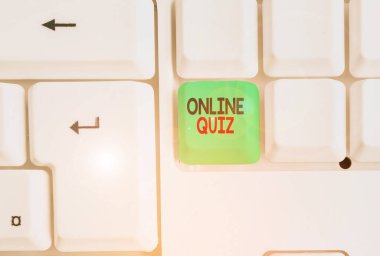 Kelime yazma metin Online Quiz. Beyaz arka plan tuşu kopyalama alanı üzerinde boş not kağıdı ile Internet Beyaz pc klavyeyayınlanan oyun veya bir zihin sporu için iş kavramı.