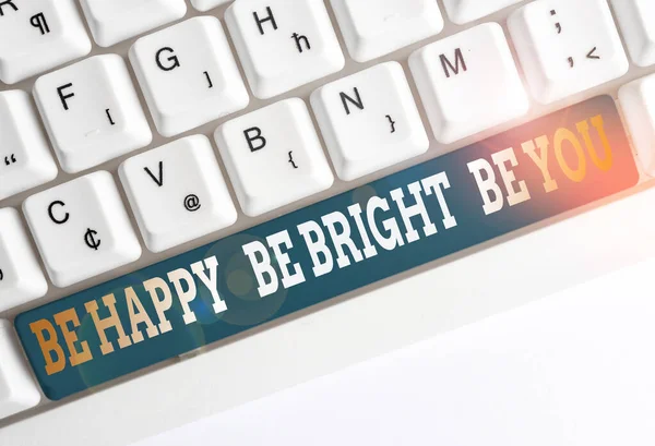 Znak tekstowy pokazujący Be Happy Be Bright Be You. Pojęcie zdjęcie Pewność siebie dobre nastawienie cieszyć wesoły Biały pc klawiatura z pusty notatka papier nad białym tle klucz przestrzeń kopia. — Zdjęcie stockowe