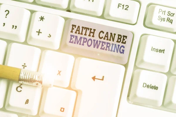 Tulisan kata Faith Can Be Empowering. Konsep bisnis untuk Kepercayaan dan Percaya pada diri sendiri bahwa kita dapat melakukannya papan ketik pc putih dengan kertas catatan kosong di atas ruang kunci salinan latar belakang putih . — Stok Foto