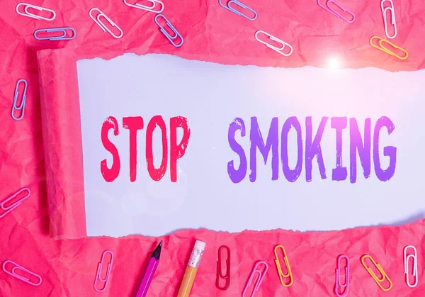Sinal de texto mostrando parar de fumar. Foto conceitual o processo de descontinuar ou parar de fumar tabaco . — Fotografia de Stock
