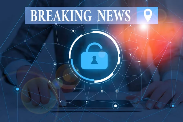 Text sign showing Breaking News. Conceptual photo Special Report Announcement Happening Current Issue Flashnews Woman wear formal work suit presenting presentation using smart device. — Stockfoto