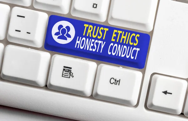 Scrivere testi a mano Trust Ethics Honesty Conduct. Concetto significato connota gli attributi positivi e virtuosi Tastiera bianca del pc con carta nota vuota sopra lo spazio di copia del tasto di sfondo bianco . — Foto Stock