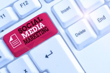 Kelime yazma sosyal medya pazarlaması. Ürün Servisi Beyaz pc klavyesini desteklemek için kullanılacak Web sitesi ve Ağ konsepti beyaz arkaplan anahtar alanının üzerinde boş not kağıdı ile birlikte.