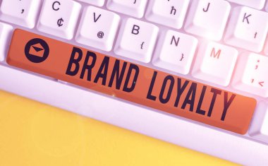 Kelime yazarlığı, Brand Sadakati. Tekrarlanan Satın Alma Konsepti Büyükelçisi Patronage Favori Güvenilir beyaz arkaplan anahtar alanının üzerinde boş not kağıdı bulunan beyaz pc klavyesi.