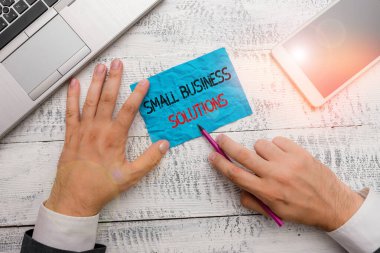 Metin küçük iş çözümleri yazılı kelime. Belirli ticaret sorunları çözmek bir şirket için iş kavramı.