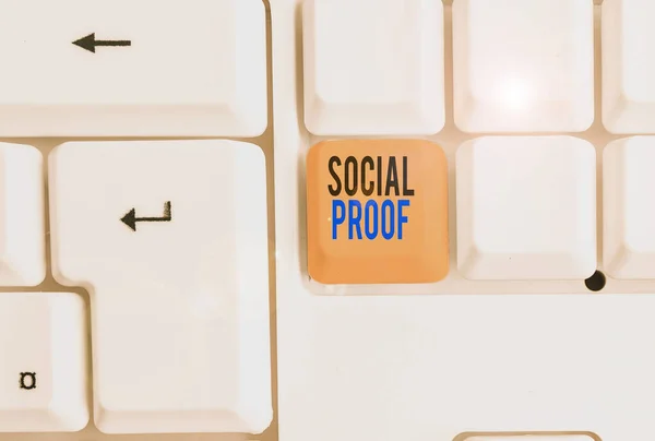 Kézírás szöveg Social Proof. Koncepció jelentése információs társadalmi befolyás Pszichológiai társadalmi jelenség Fehér pc billentyűzet üres jegyzet papír felett fehér háttér kulcs másolási tér. — Stock Fotó