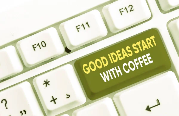 Schreibnotizen, die gute Ideen zeigen, beginnen mit Kaffee. Business-Foto präsentiert Koffein-Liebhaber beginnen den Tag damit, mehr weiße PC-Tastatur mit Notizpapier über dem weißen Hintergrund zu tun. — Stockfoto