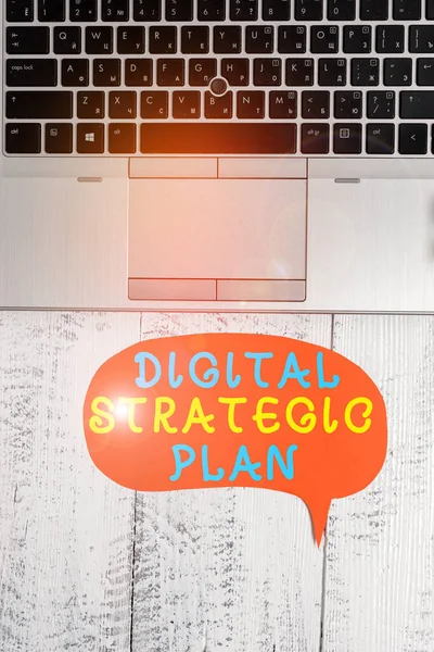 Texto para escrita de palavras Plano Estratégico Digital. Conceito de negócio para cronograma de criação para produto ou marca de marketing Fechar visualização abrir laptop bolha de fala em branco para baixo deitado mesa vintage . — Fotografia de Stock