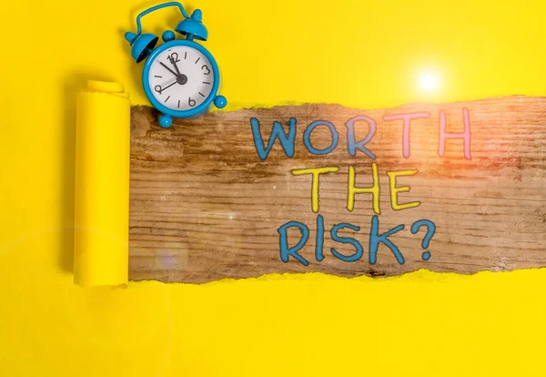 Escrevendo nota mostrando Worth The Risk pergunta. Foto de negócios mostrando perguntando se determinada ação equilibrada com sua reação . — Fotografia de Stock