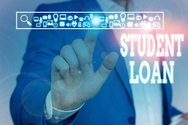 El yazısı Öğrenci Kredisi. Konsept, öğrencilerin okul masraflarını karşılamak için tasarlanmış finansal yardım anlamına gelir. Erkek insan resmi iş kıyafeti giyer. Akıllı aygıt kullanılarak sunum yapılır..