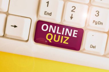 Çevrimiçi Sınav 'ı gösteren kavramsal el yazısı. İş fotoğrafı metin oyunu ya da beyaz arkaplanının üzerinde nota kağıdı bulunan internet beyaz pc klavyesinde yayınlanan bir zihin sporu.