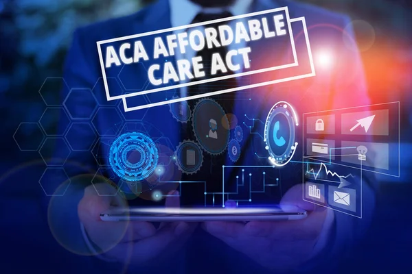 Koncepční rukopis znázorňující Aca Affordable Care Act. Obchodní foto showcasing poskytuje levnou léčbu pro pacienta na několika místech Muž nosí formální oblek prezentaci inteligentní zařízení. — Stock fotografie