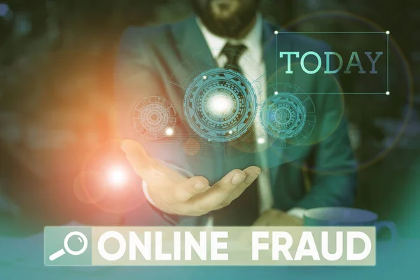 Словесний текст Online Fraud. Бізнес-концепція для використання інтернет-послуг для обману жертв і крадіжки грошей Чоловічий одяг формально робочий костюм презентації з використанням розумних пристроїв. — стокове фото