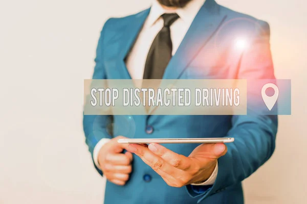 Escribiendo una nota que muestra Stop Distracted Driving. Foto de negocios mostrando pidiendo tener cuidado al volante lentamente Empresario en suite azul con una corbata sostiene la falda en las manos . — Foto de Stock