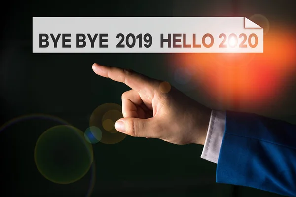 Написання нотатки, що показує Бувай 2019 Привіт 2020 року. Ділове фото, що показує початок нового року Мотиваційне повідомлення 2019 закінчилося ізольованою рукою, що вказує пальцем. Бізнес-концепція вказує палець . — стокове фото
