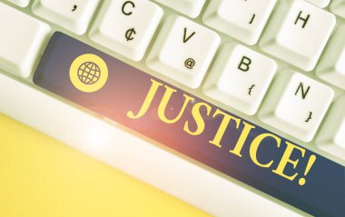 Adalet'i gösteren bir metin işareti. Çelişkili iddiaların veya atamaların kavramsal fotoğraf tarafsız ayarı Beyaz pc klavyesi beyaz arka plan tuşu kopyalama alanının üzerinde boş not kağıdı ile.