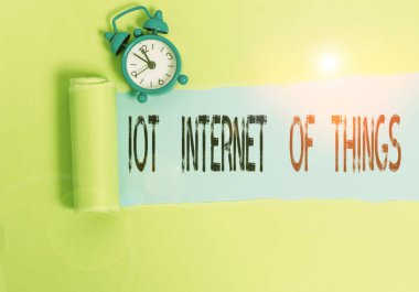 Kavramsal el çok Internet Of Things gösterilen yazma. İş fotoğraf metin ağ fiziksel aygıt veri gönderme ve alma.