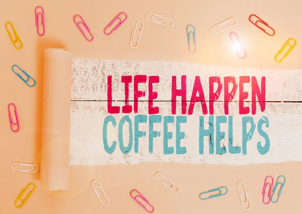 Rukopis Life Happen Coffee pomáhá. Pojetí znamená mít horký nápoj, když máte problémy. — Stock fotografie