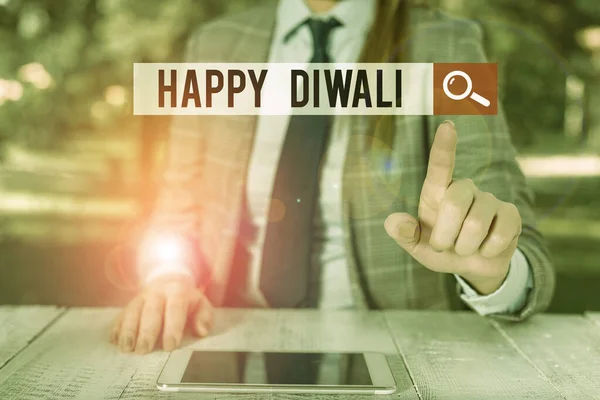 Текст для написания слов Happy Diwali. Бизнес-концепция фестиваля огней, который отмечают миллионы индусских женщин-бизнесменов, сидящих за столом с мобильным телефоном . — стоковое фото