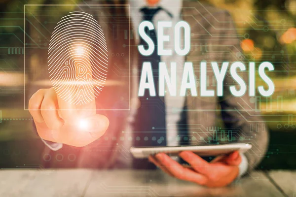 Signo de texto que muestra Seo Analysis. Herramienta de fotos conceptual ayuda a mostrar a estudiar cómo mejorar un sitio web ranking Mujer desgaste traje de trabajo formal presentación utilizando dispositivo inteligente . — Foto de Stock