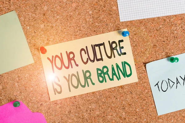 Schrijfbriefje met uw cultuur is uw merk. Business foto showcasing Kennis Ervaringen zijn een presentatie kaart Corkboard formaat papier thumbtack vel billboard prikbord. — Stockfoto