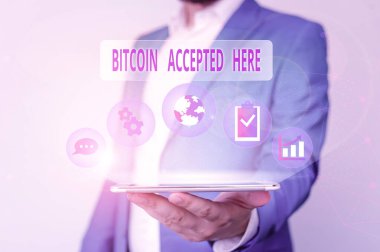 Bitcoin 'in burada kabul edildiğini gösteren kavramsal el yazısı. İş fotoğrafı metni. Şifreli para birimleri aracılığıyla bir şeyler satın alabilirsiniz. Erkek insan giyimi akıllı aygıt kullanarak sunulan resmi bir elbise giyebilir..