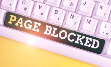 Sayfa Bloklanmış 'ı gösteren not yazılıyor. Kullanıcıların iş fotoğraflarına erişimi engellenir ya da beyaz arkaplan üzerinde not kağıdı bulunan beyaz pc klavye sayfasını kullanılabilir.