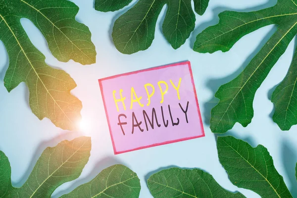 A escrever um bilhete a mostrar a Happy Family. Foto de negócios mostrando membros da família permanecendo juntos gastando tempo de qualidade . — Fotografia de Stock