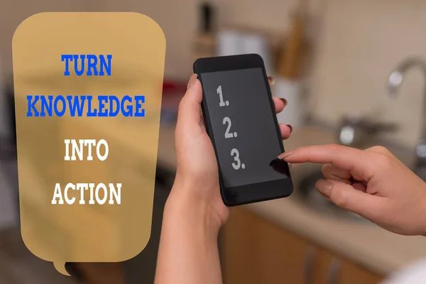 Note d'écriture montrant Transformez la connaissance en action. Business photo showcasing Appliquez ce que vous avez appris Stratégies de leadership femme en utilisant smartphone et appareils technologiques à l'intérieur de la maison . — Photo