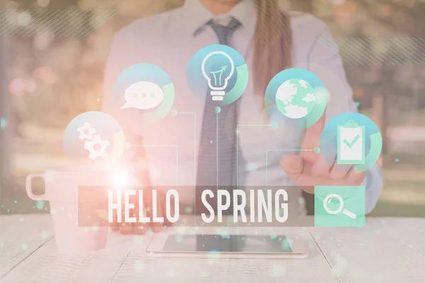 Scrittura a mano di testo Ciao Primavera. Concetto significa accogliere la stagione della fioritura dei fiori Fine inverno Abito da lavoro formale femminile che presenta presentazione uso smart device . — Foto Stock