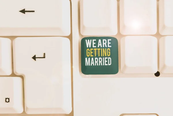 Konzeptionelle Handschrift, die zeigt, dass wir heiraten. Business-Foto präsentiert Verlobung Hochzeitsvorbereitung liebende Paar weiße PC-Tastatur mit Notizpapier über dem weißen Hintergrund. — Stockfoto