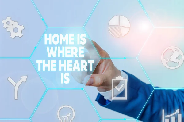 Texte manuscrit Home Is Where The Heart Is. Concept signifiant que votre maison est l'endroit où vous vous sentez à l'aise et heureux Homme costume de travail formel portant présentation en utilisant un appareil intelligent . — Photo