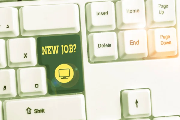 "Conceptual hand writing showing New Job Question". Texte de la photo d'affaires demandant si une démonstration a obtenu un travail régulier pour gagner de l'argent Clavier pc blanc avec papier de note au-dessus du fond blanc . — Photo