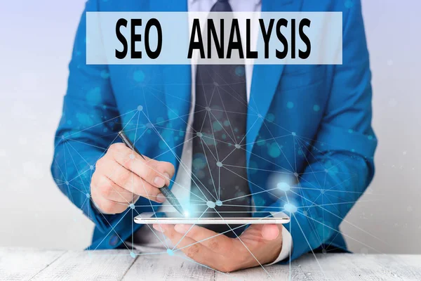 Textskylt som visar Seo Analysis. Konceptuella fotoverktyg hjälper till att visa för att studera hur man kan förbättra en webbplats ranking Man mänskliga slitage formell arbetsdräkt presentera presentation med hjälp av smart enhet. — Stockfoto